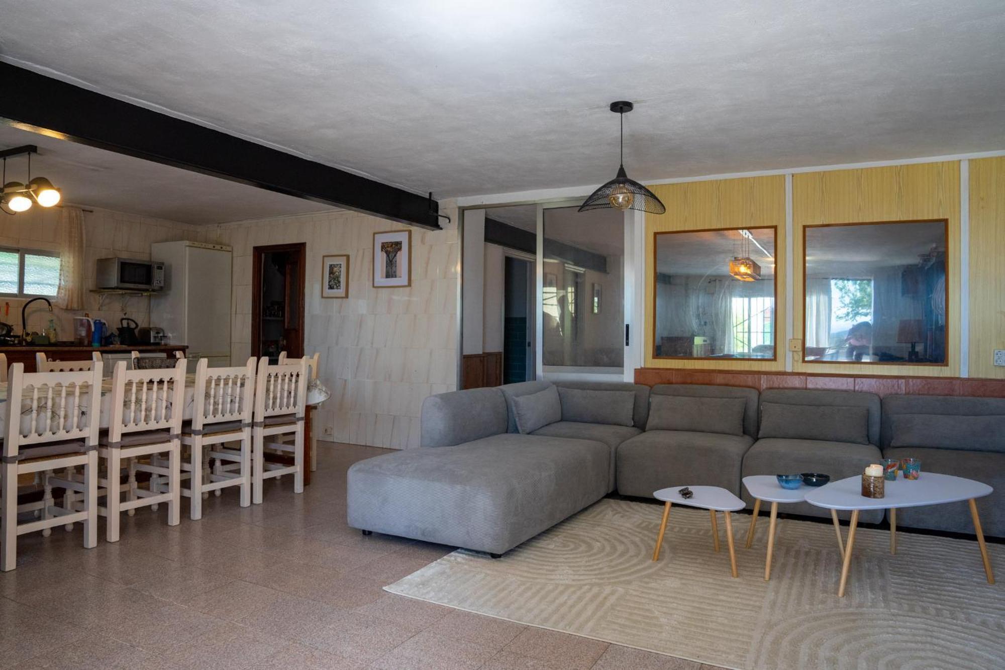 Beautiful With Huge Private Pool And Vineyard View Villa