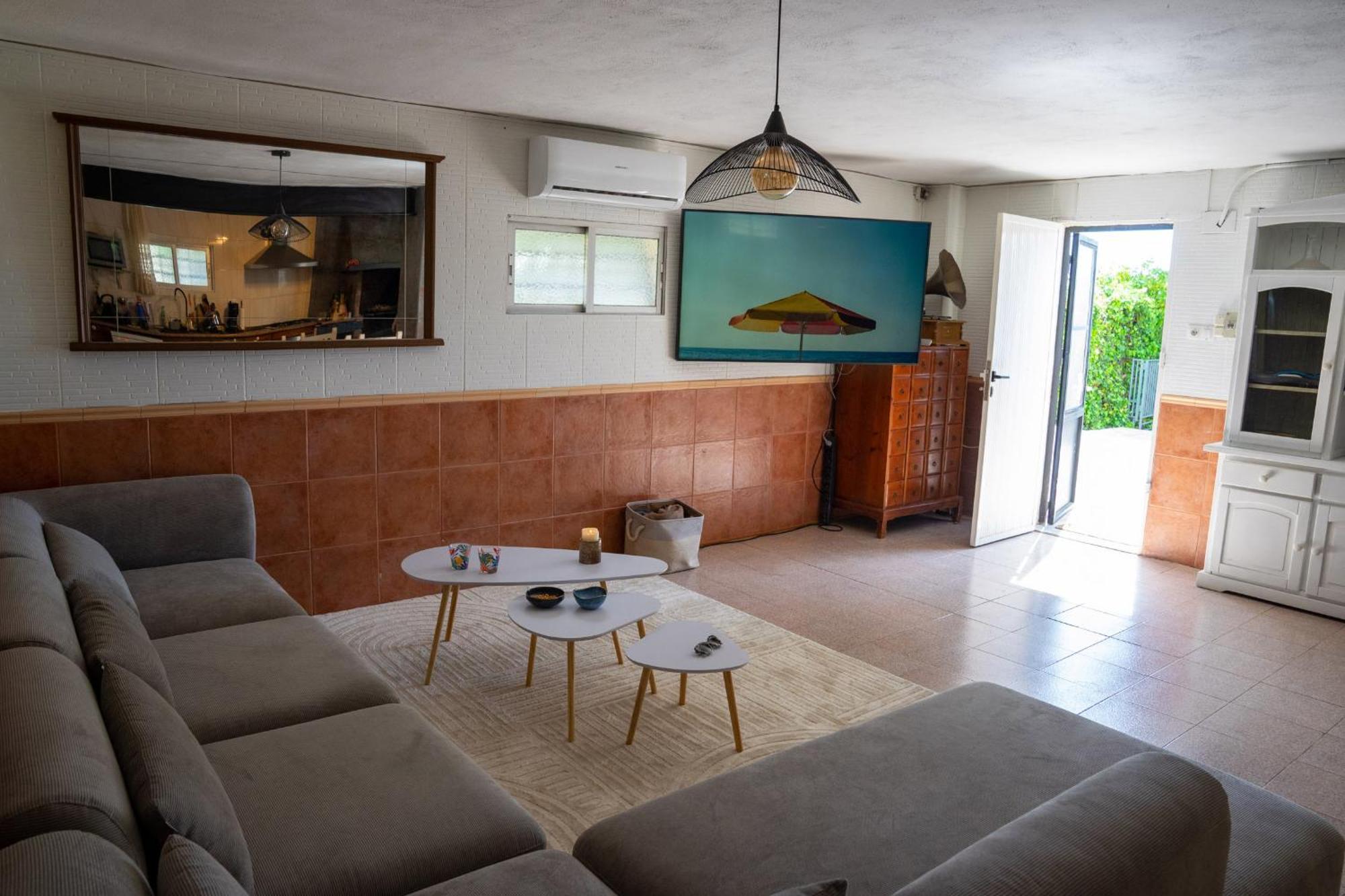 Beautiful With Huge Private Pool And Vineyard View